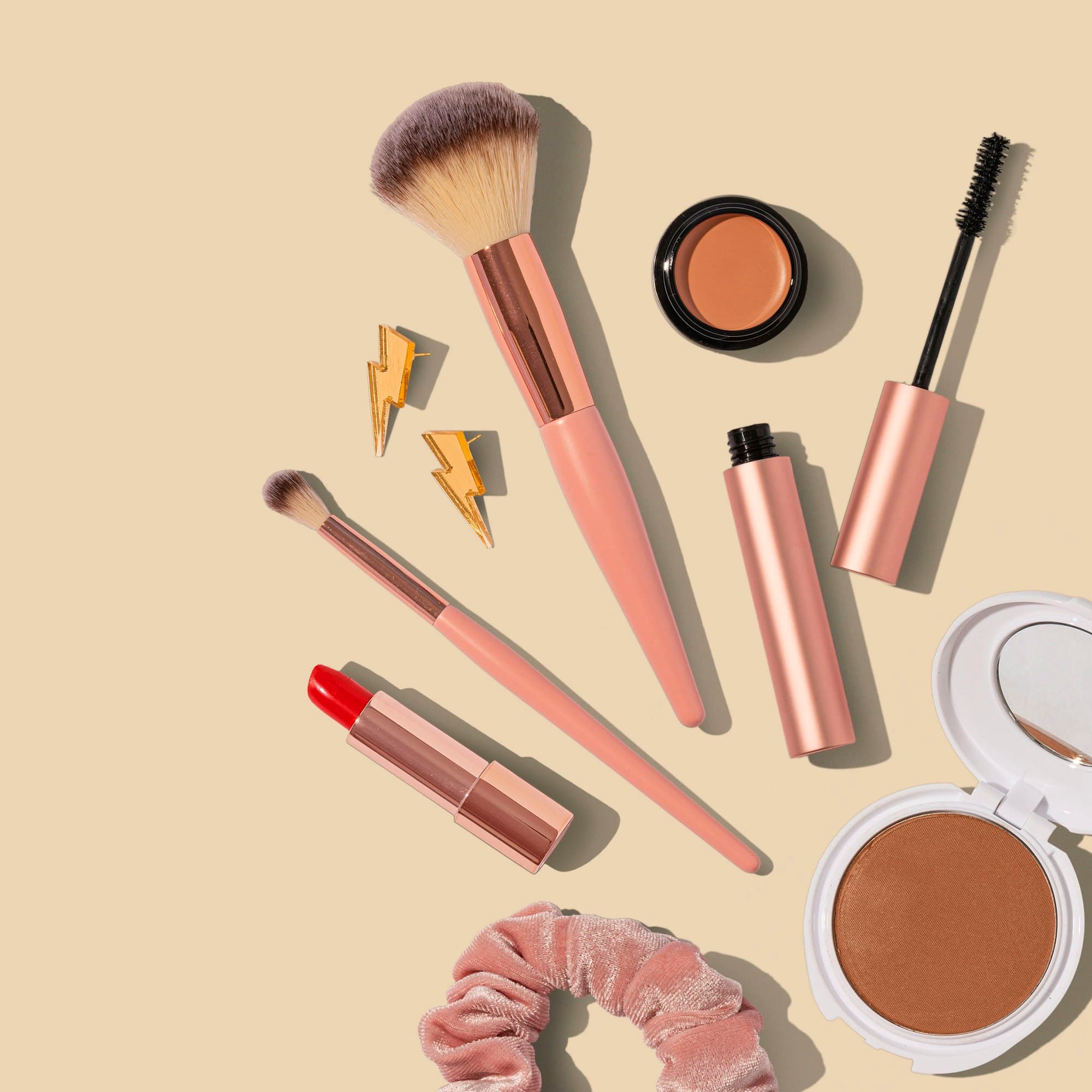 Stilisierte Produktaufnahme von Kosmetik auf neutralem Hintergrund