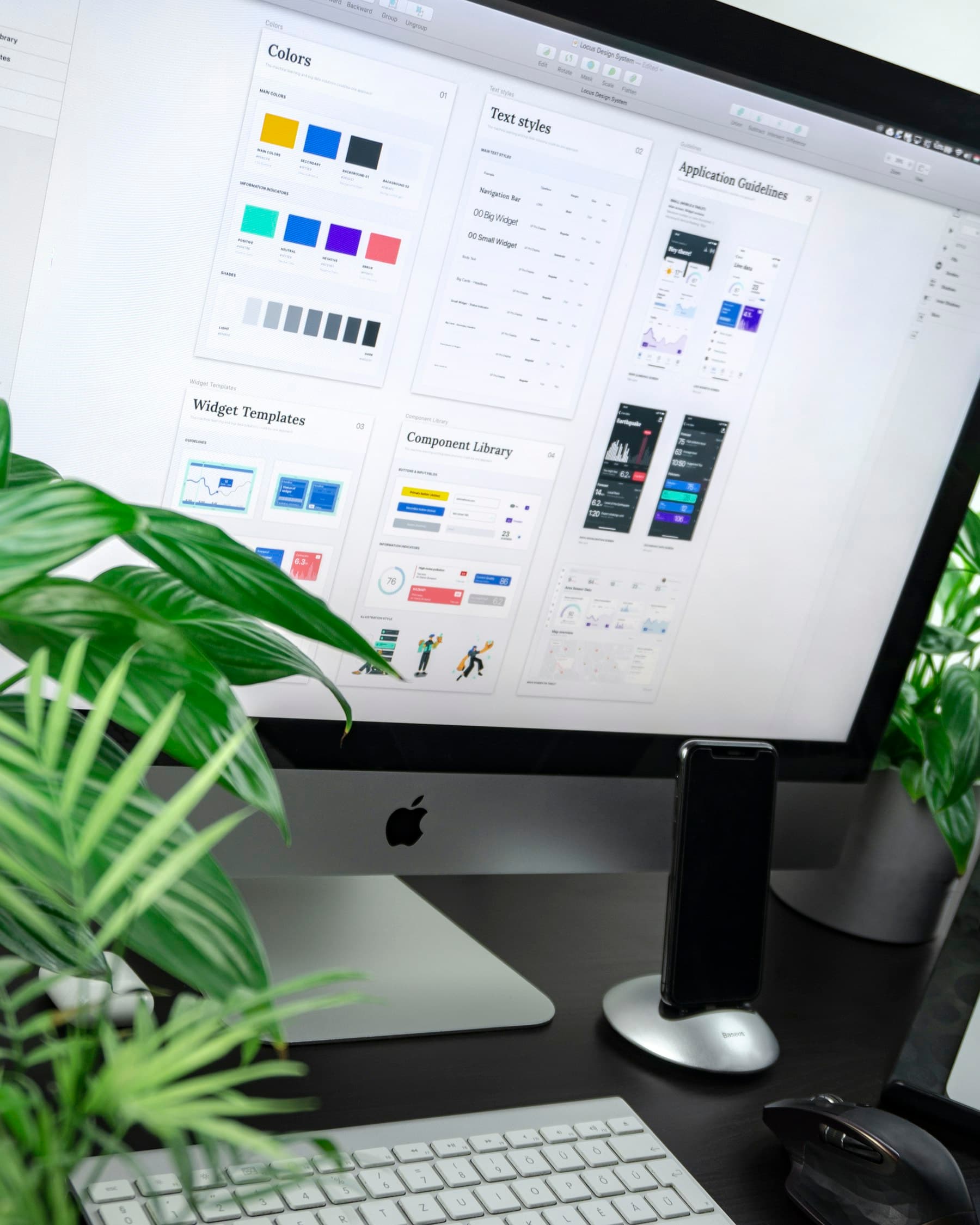 Monitor mit Farb- und Schriftregeln einer digitalen Gestaltung